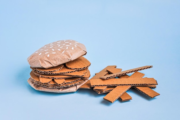 Cheeseburger e batatas fritas feitas de papelão Comer pouco saudável