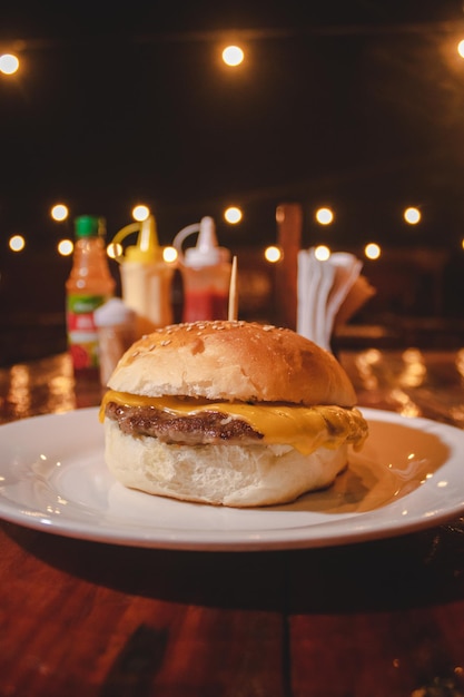 Cheeseburger em uma mesa de restaurante ao ar livre