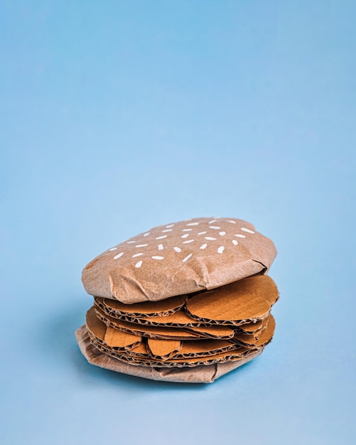 Cheeseburger feito de papelão Alimentação pouco saudável ou fast food
