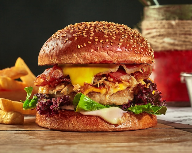 Cheeseburger mit Chicken Patty Röstzwiebeln und Speck im Sesambrötchen