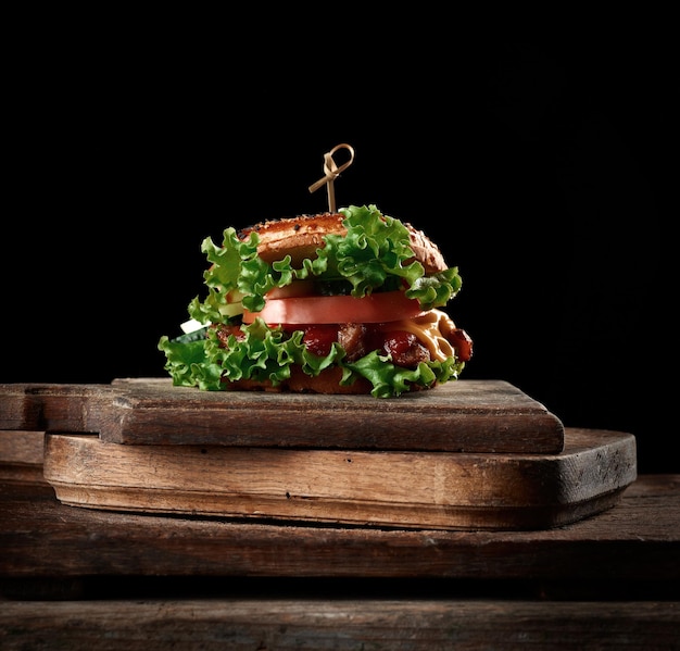 Foto cheeseburger mit hackfleisch, grünem salat und