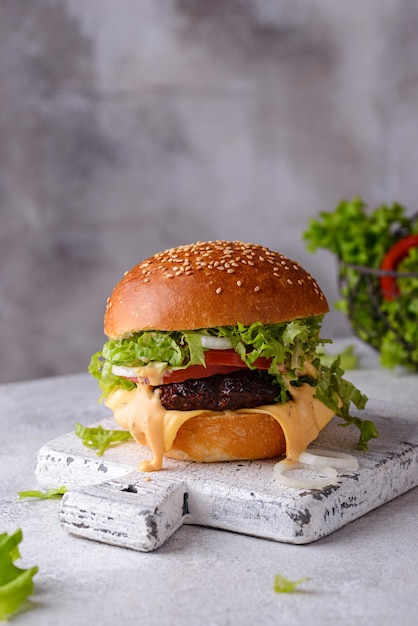 Cheeseburger mit Rinderschnitzel und Gemüse