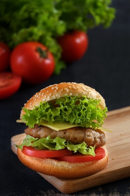 Cheeseburger na bandeja de madeira