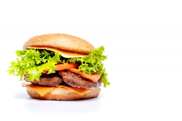 Cheeseburger ou hamberger em um fundo branco. Comida rápida