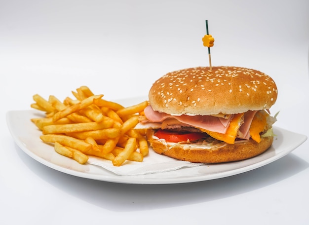 Cheeseburger-Schinkensalat und Tomate, dazu Pommes frites