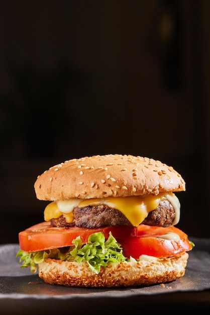 cheeseburger suculento na mesa no banner de cheeseburger de conceito de fast food de restaurante