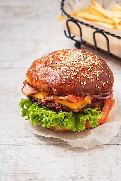 Cheeseburger und Pommes.