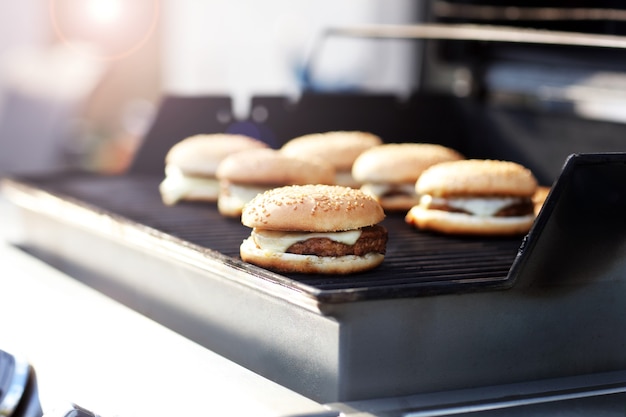 Cheeseburgers na grelha no verão