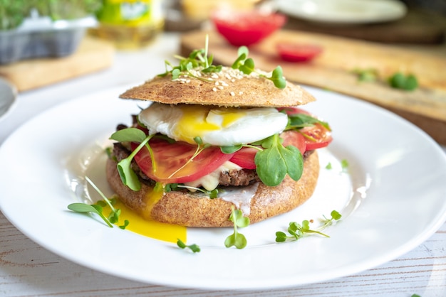 Cheeseburguer caseiro com pão integral e ovo pochê