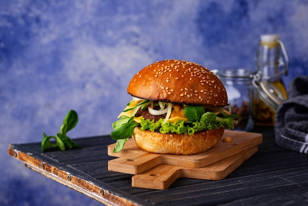 Cheeseburguer com costeleta de boi e legumes