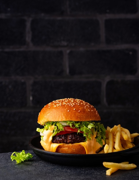 Cheeseburguer com costeleta de boi e legumes