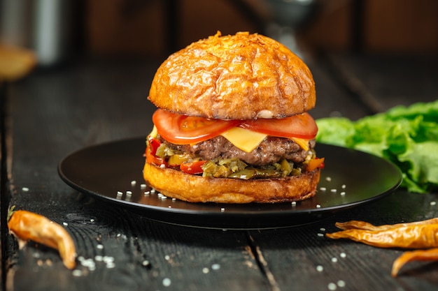 Cheeseburguer de jalapenos em uma mesa de madeira escura