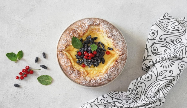 Cheesecake alemão caseiro kasekuchen com frutas no prato na mesa com vista superior do guardanapo