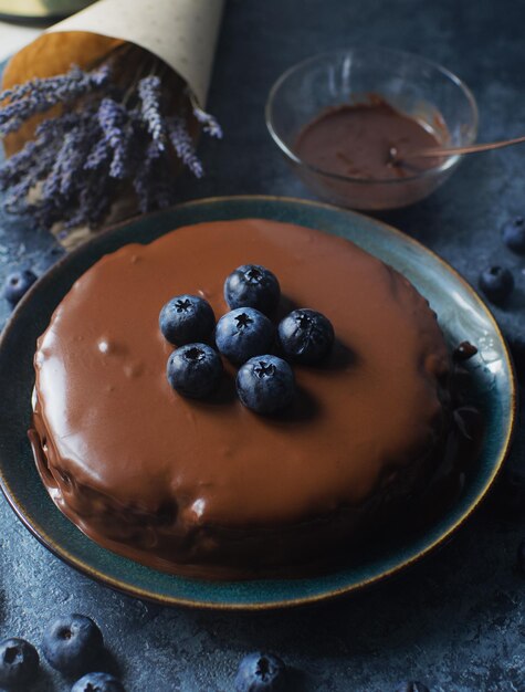 Cheesecake de arándanos casero con topping de chocolate y bayas orgánicas frescas