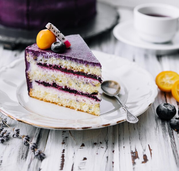 Cheesecake de arándanos clásico en la mesa de la cocina