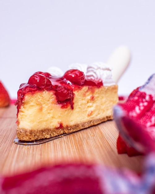 Cheesecake artesanal de morango com pedaços de morango