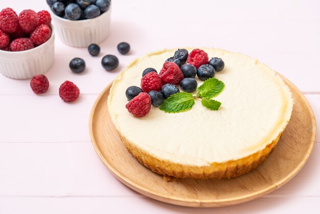 Cheesecake caseiro com framboesas e mirtilos