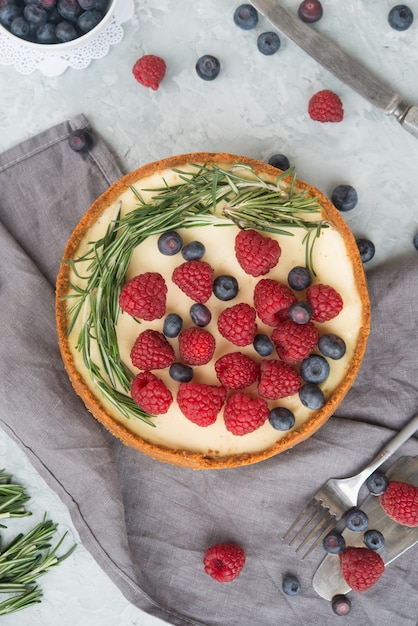 Cheesecake caseiro decorado com frutas frescas