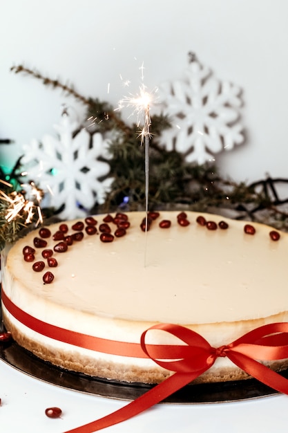 cheesecake com estrelinhas, fita vermelha.