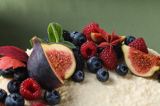 Cheesecake com figos, frutas vermelhas e café