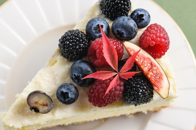 Cheesecake com figos, frutas vermelhas e café