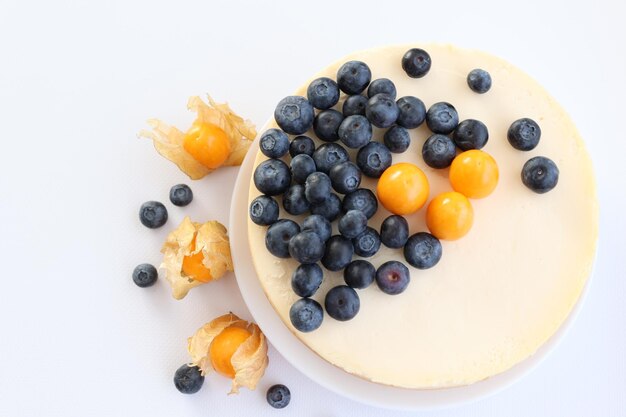 Cheesecake com frutas em um fundo branco