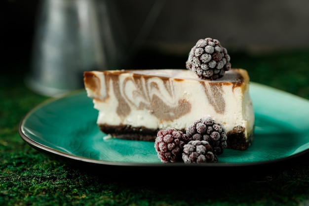 Cheesecake com sabor de chocolate no prato com amoras