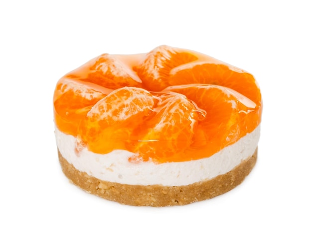 Cheesecake com tangerina fresca isolada no fundo branco