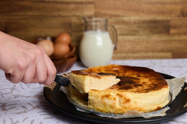 Cheesecake cremoso em fundo marrom e branco