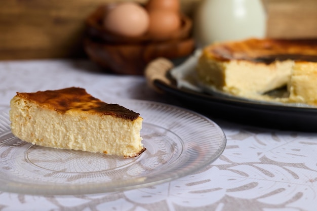 Cheesecake cremoso em fundo marrom e branco