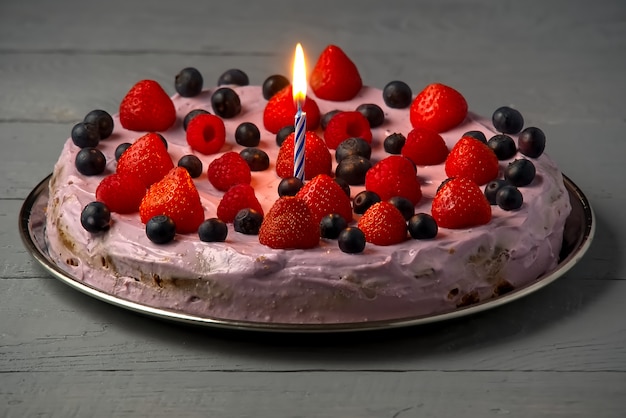 Cheesecake de aniversário caseiro com frutas e velas de aniversário. Bolo de queijo com morango, mirtilo e framboesa.