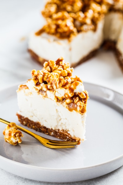 Cheesecake de caju vegano cru com pipoca de caramelo, conceito de sobremesa vegana crua,