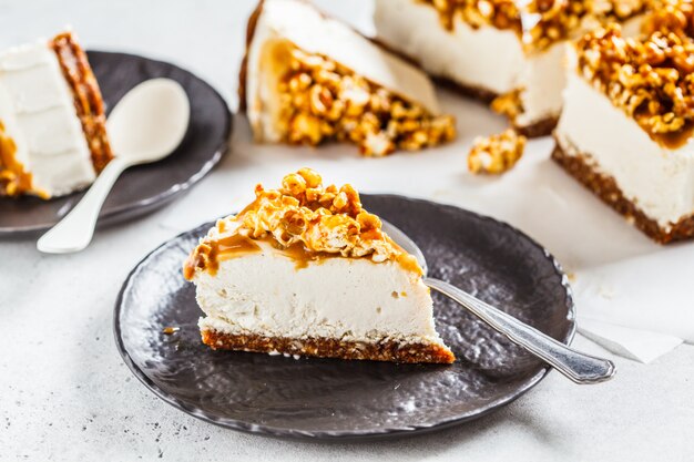 Cheesecake de caju vegano cru com pipoca de caramelo, conceito de sobremesa vegana crua,