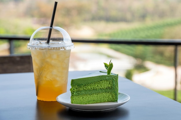 Cheesecake de chá verde com bebida de chá tailandês gelado na mesa