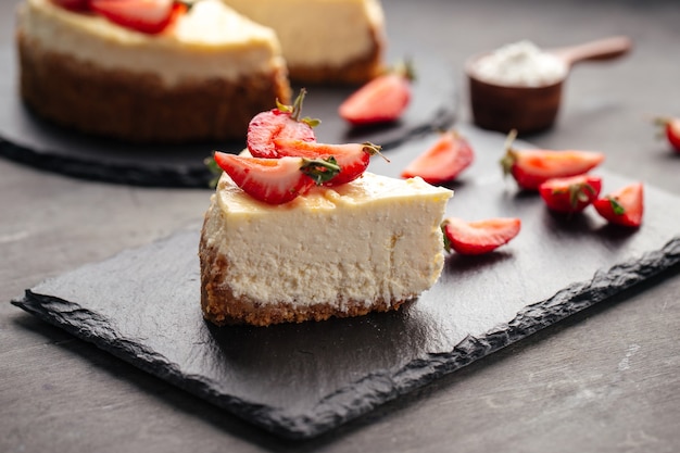 Cheesecake de coalhada decorado com morangos