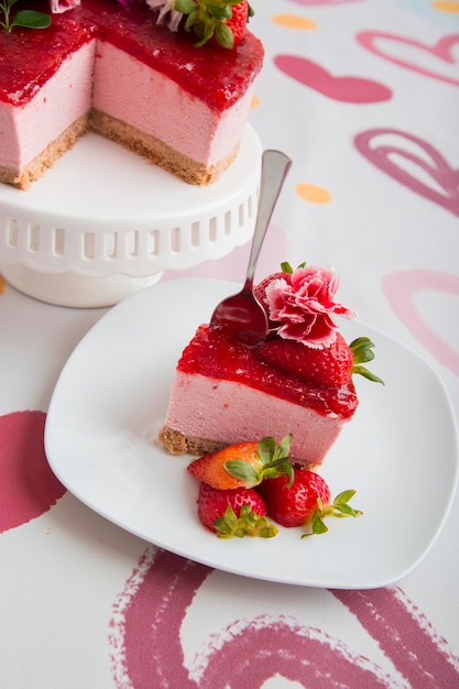 Cheesecake de frutas com morango Crosta de biscoito de sobremesa tradicional feito em casa