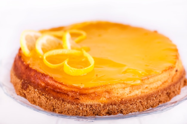 Cheesecake de limão no fundo branco decorado com raspas de limão close-up