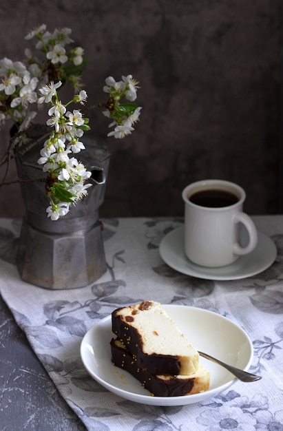 Cheesecake de Lviv, uma sobremesa tradicional ucraniana com passas, coberta com cobertura de chocolate.