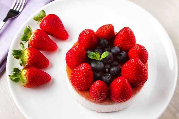 Cheesecake de morango e bluberry Foto de alta qualidade