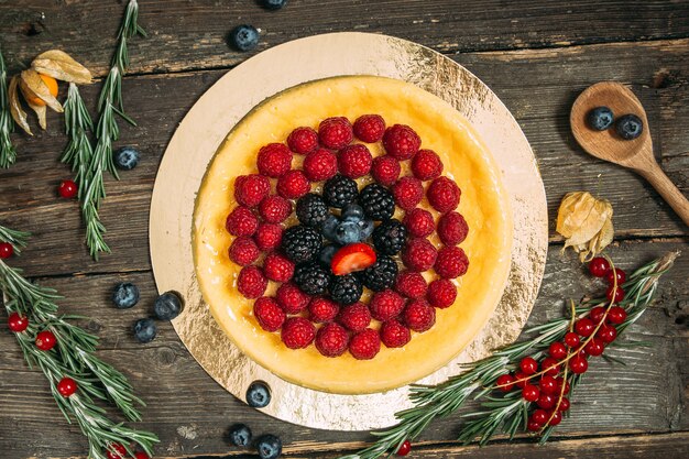 Cheesecake de sobremesa doce decorado com frutas