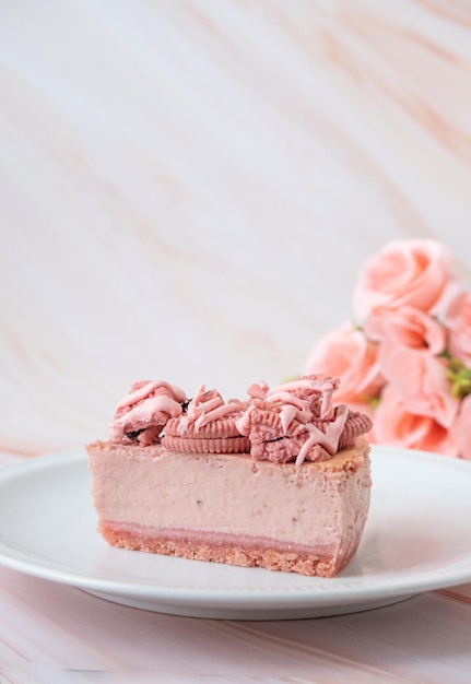 Foto cheesecake de fresas rosas con fondo blanco.