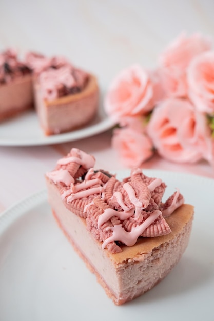 Foto cheesecake de fresas rosas con fondo blanco.