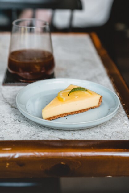 Cheesecake de limón con café helado en la mesa