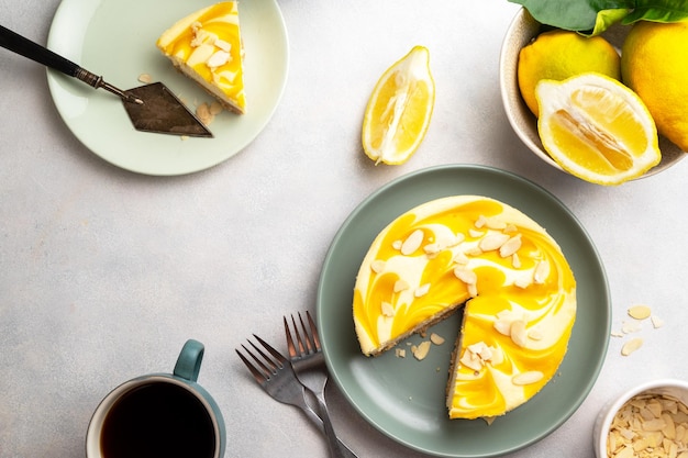 Un cheesecake de limón con limones en una mesa