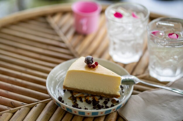 cheesecake na mesa de madeira texturizada interior.