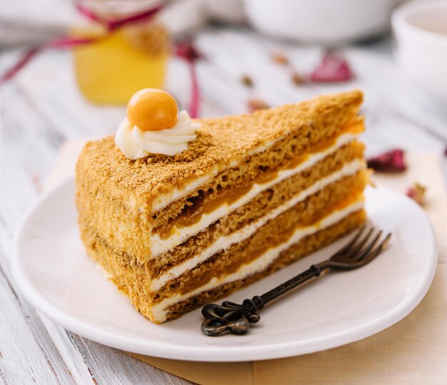 Cheesecake de naranja en capas en un plato sobre una mesa de madera