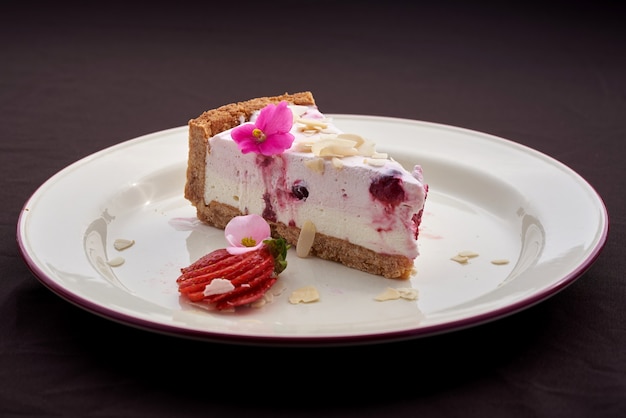 Cheesecake new york, com cerejas e morangos frescos