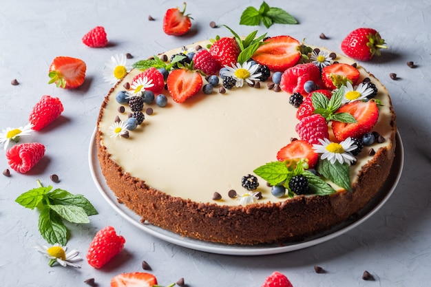 Cheesecake Pie mit frischen Beeren Erdbeeren Blaubeeren und Brombeeren