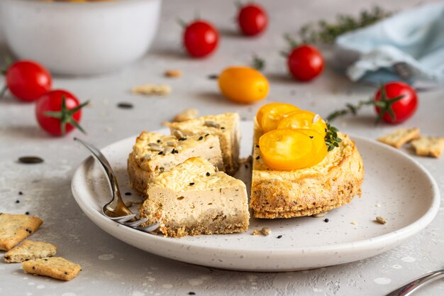 Cheesecake salgado com tomate e tomilho.