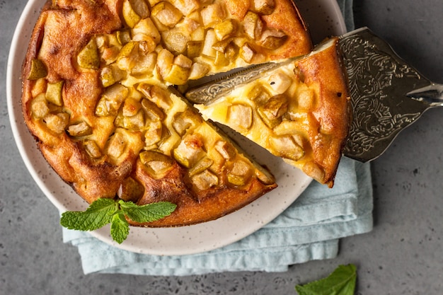 Cheesecake saudável sem crosta com pêra, menta e mel.